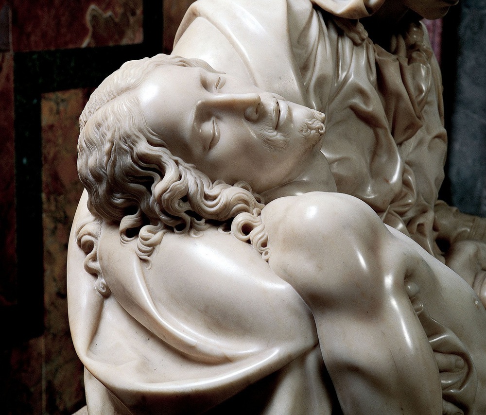 mighelangelonun Pieta heykeli canlanacakmışcasına gerçekçidir