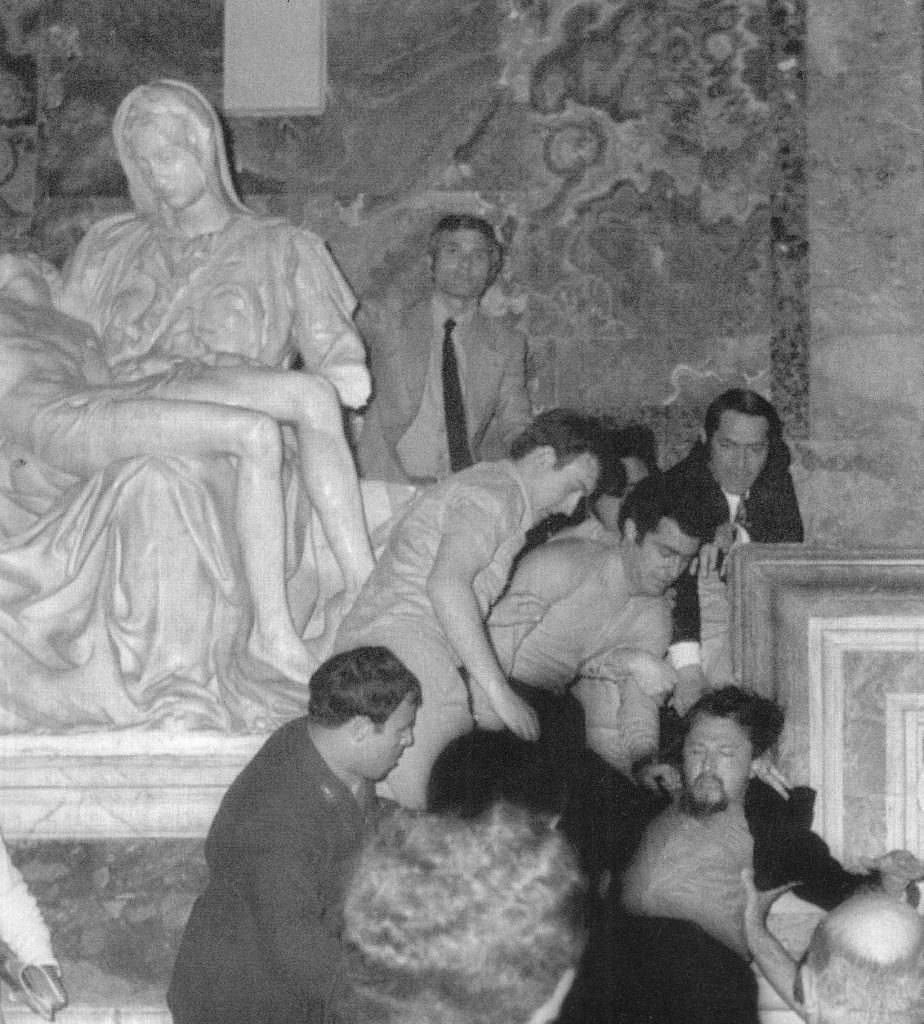 Michelangelo heykeline saldırı sonucu Meryem in kolu kırılmış